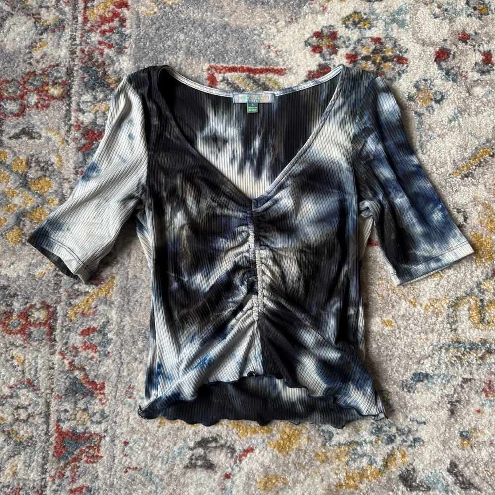 Blue tie dye top with ruching 🦋